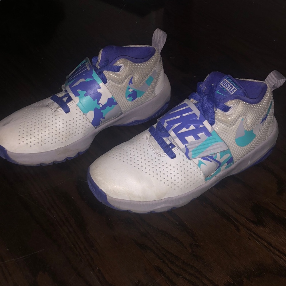 Nike Team Hustle Sneakers D8😇